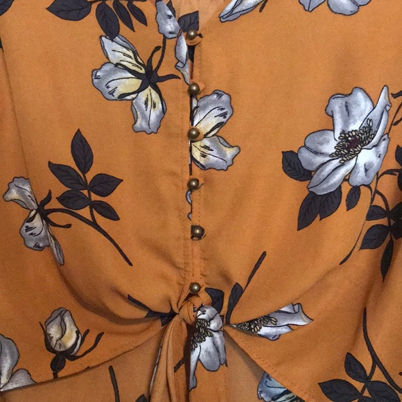 Button front tie crop top! - Picture 4 of 5